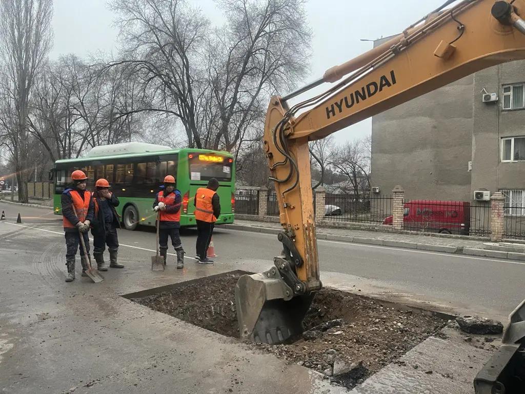 Прорыв трубопровода на улице Кольбаева будет устранен сегодня