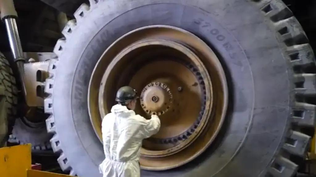 «Кумтор» построил завод по переработке и ремонту устаревших грузовых покрышек