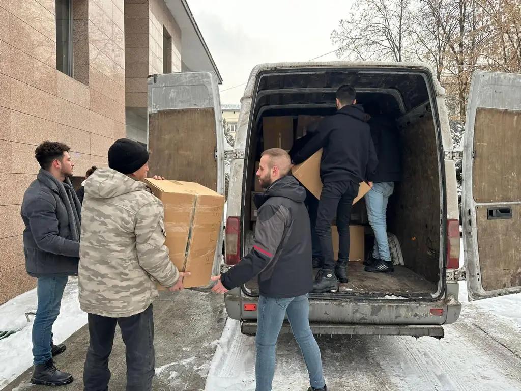 Кыргызстан отправил в Турцию 6 тонн гумпомощи