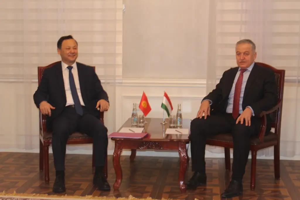 Руслан Казакбаев со своим таджикским коллегой обсудили вопросы сотрудничества