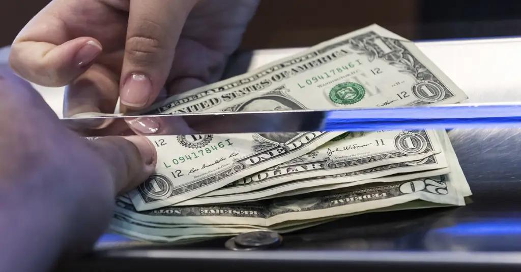 С февраля растет объем денежных переводов в Кыргызстан