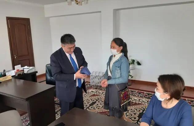 66 учащихся Иссык-Атинского района получили смартфоны