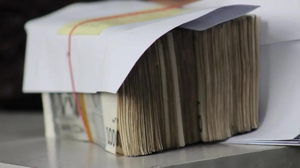 В октябре на руках у кыргызстанцев было почти 195 млрд сомов