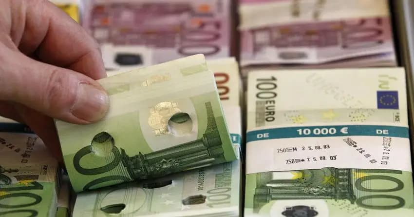 Евро опустился ниже 72 рублей впервые с декабря 2015 года