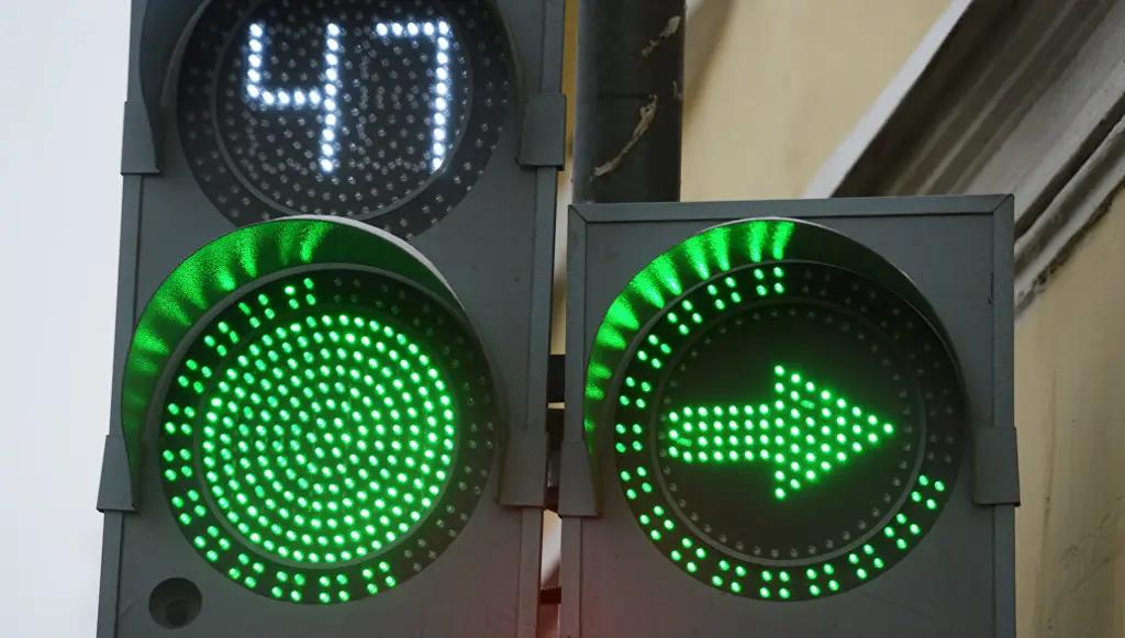 Ответ ГУОБДД о правилах проезда перекрестка с допсекцией противоречит ПДД