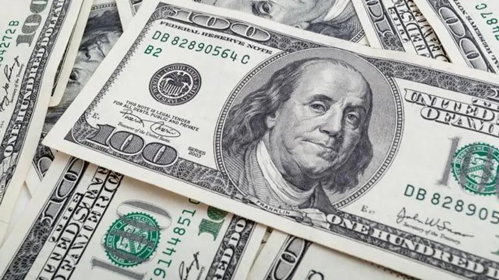 На валютных торгах доллар продают по 84 сома
