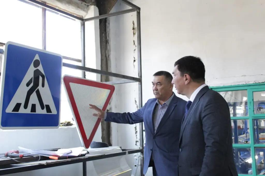 Минтранс КР начал производство дорожных знаков