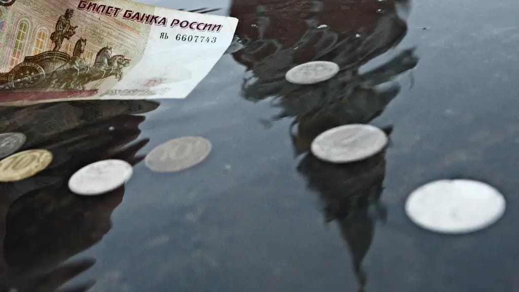 Рубль упал еще на 0.25%. Курсы валюты на 29 августа