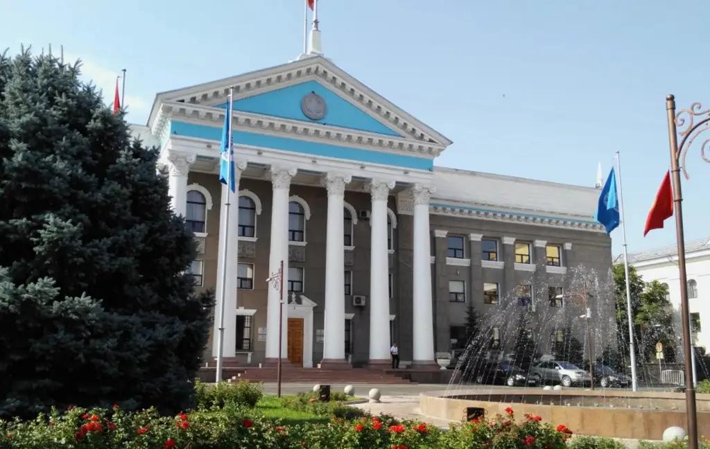 Мэр Бишкека решил отказаться от служебной Toyota Prado