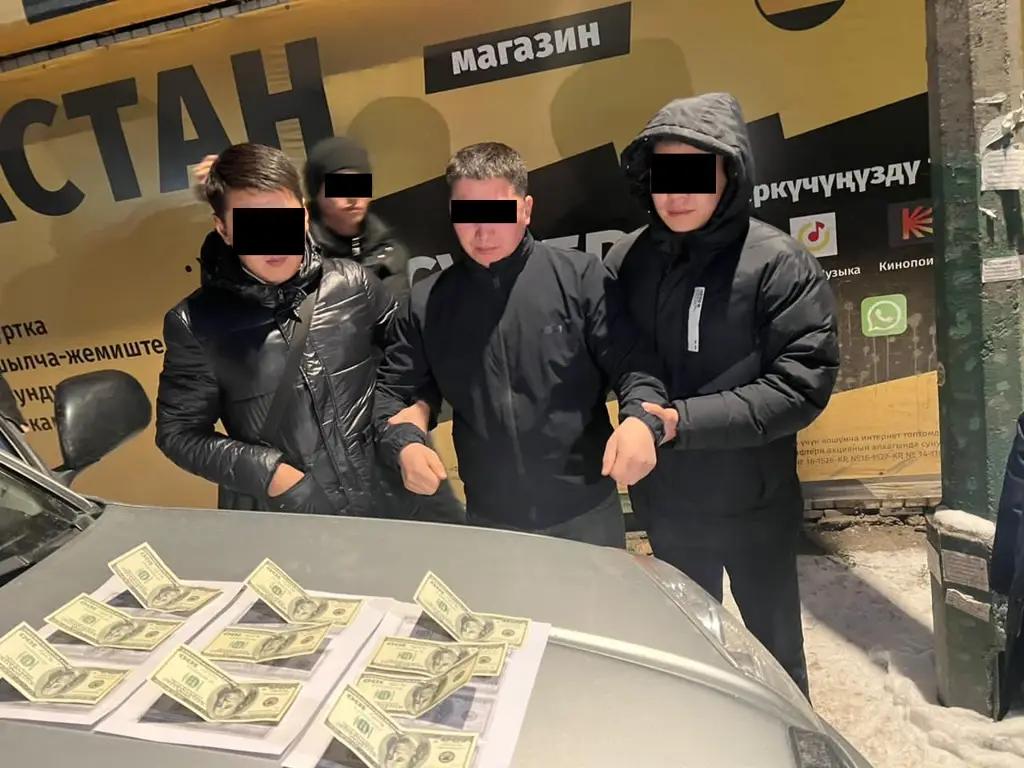 В Бишкеке у бизнесменов вымогали $2 тысячи за отмену решения о сносе зданий
