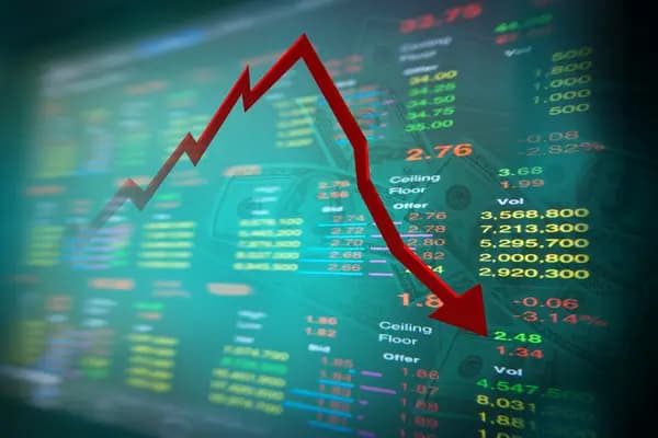 Экономическую ситуацию в стране негативно оценили 54% россиян