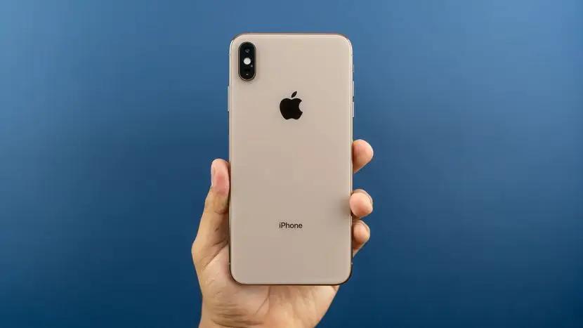 Сколько нужно работать, чтобы купить iPhone XS в Кыргызстане?