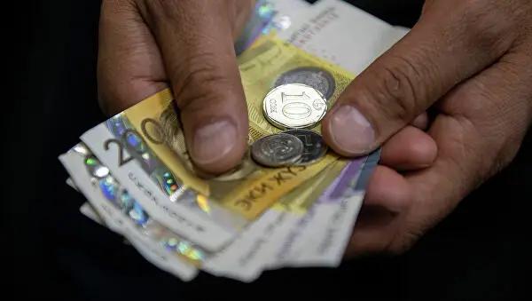 В Кыргызстане пенсии в долларах США откатились на уровень 2016 года