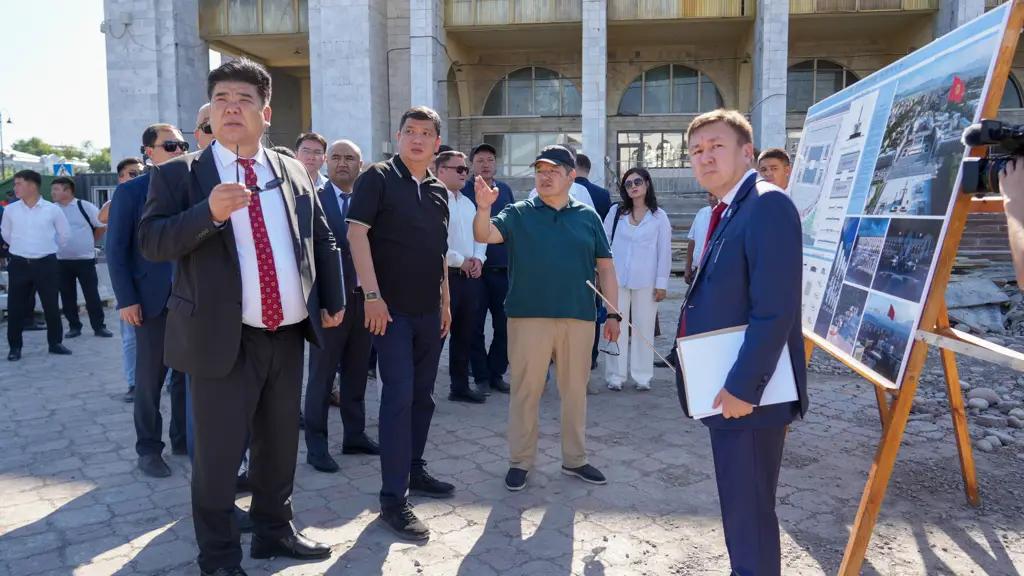 Акылбек Жапаров ознакомился с реконструкцией площади Ала-Тоо