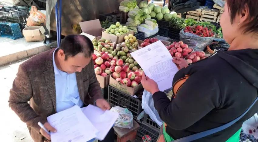 Стихийные рынки по улице Ауэзова  в Бишкеке закрывают