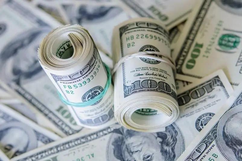 Комбанки Кыргызстана покупали доллар в течение недели по курсу 2020 года