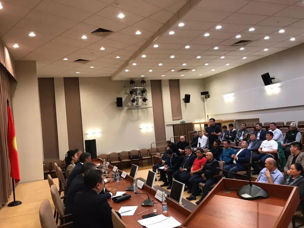 Депутаты рассказали кыргызской диаспоре Питера о помощи баткенцам