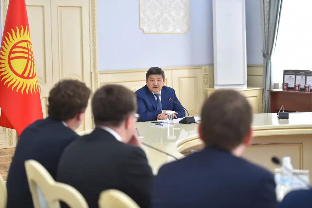Глава кабмина встретился с командой, отстоявшей интересы КР в судах