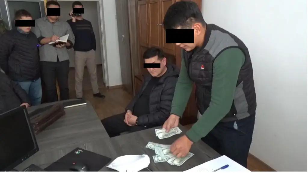 Директор каракольского филиала «Кыргызтеплоэнерго» задержан за дачу взятки