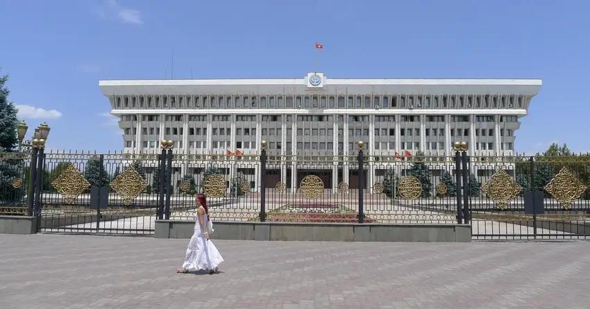 Впервые с 2012 года снизился индекс личного доверия кыргызстанцев к госинститутам