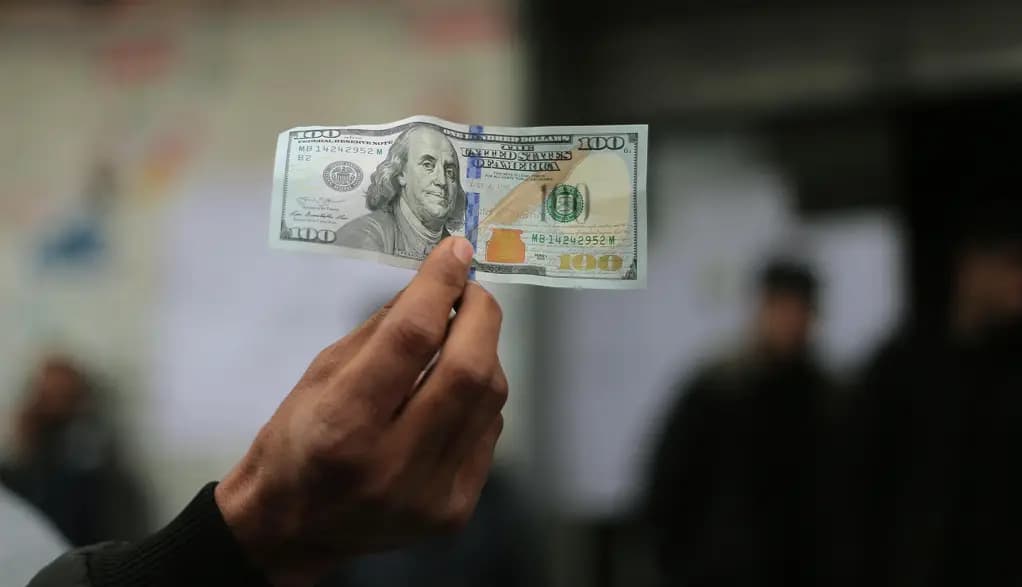 Рубль продолжает падать, тогда как доллар растет. Курсы валюты НБ КР