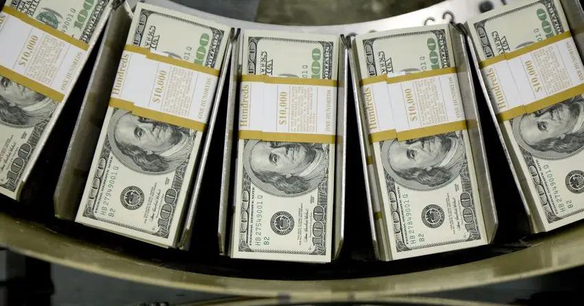 В августе резко вырос интерес кыргызстанцев и нерезидентов к валютным депозитам