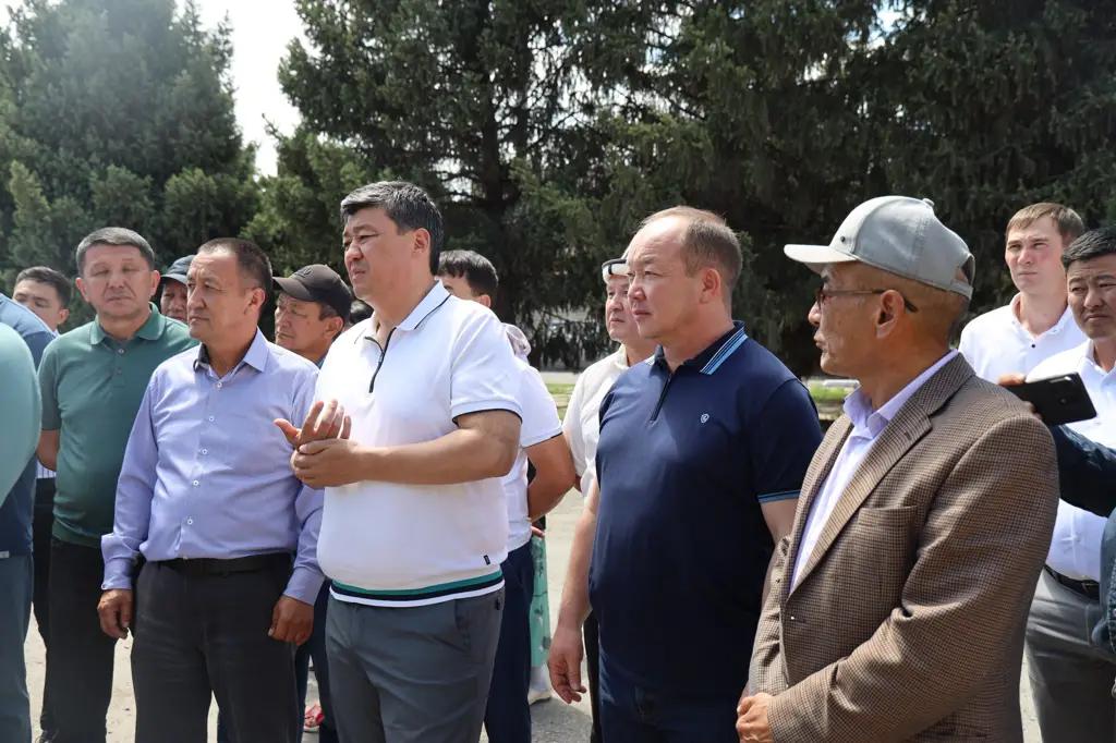 Бакыт Торобаев открыл пункт сбора молока в Суусамырской долине