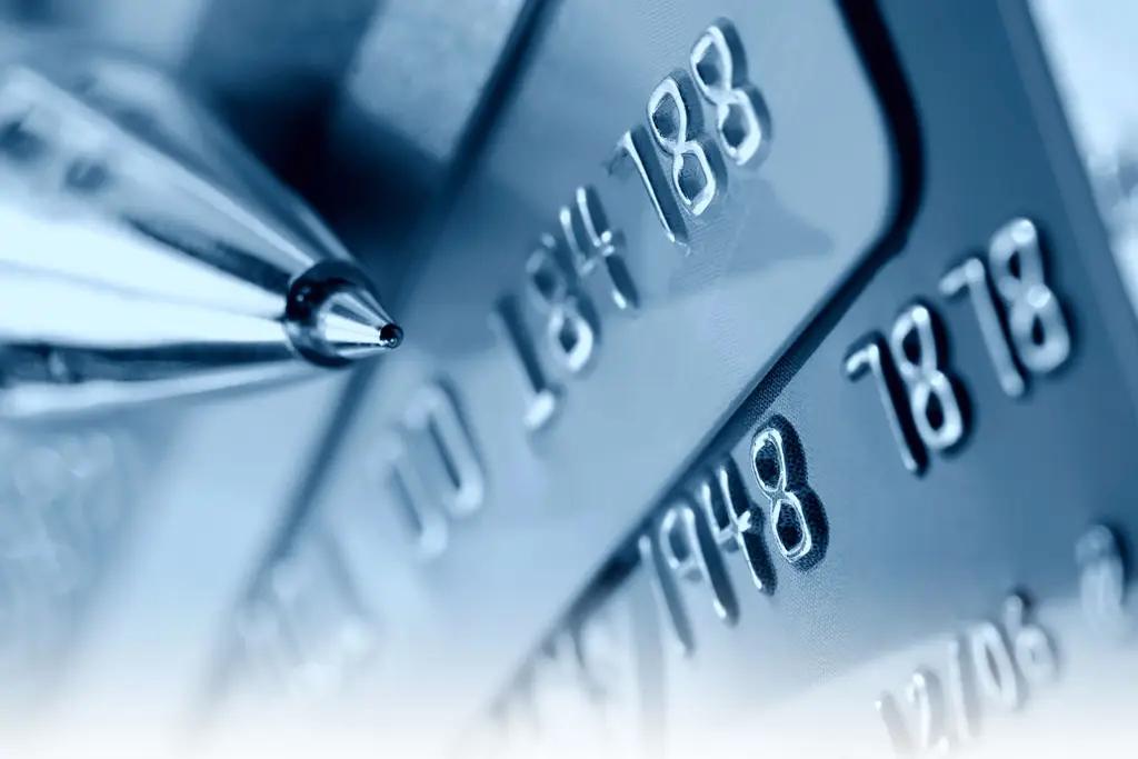 Кыргызстанцы стали чаще оплачивать товары и услуги платежными картами