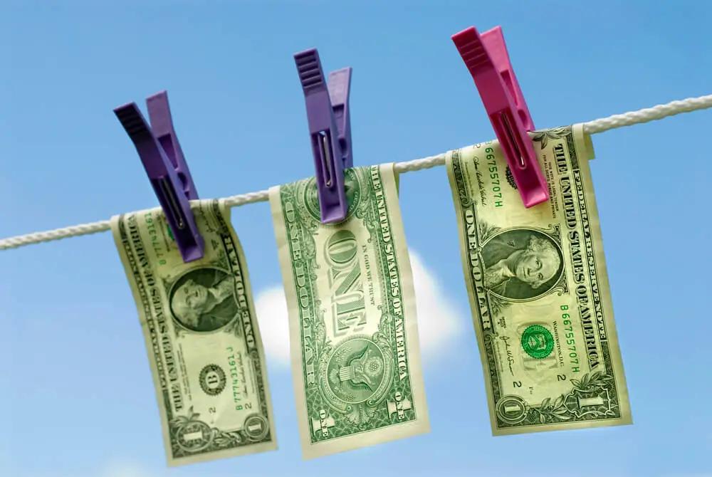 Операции с валютой до 100 тысяч сомов не будут проверять на отмывание денег