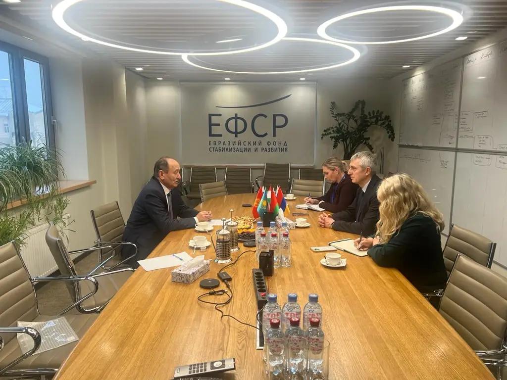 ЕФСР выделяет грант Кыргызстану на покупку машин скорой помощи