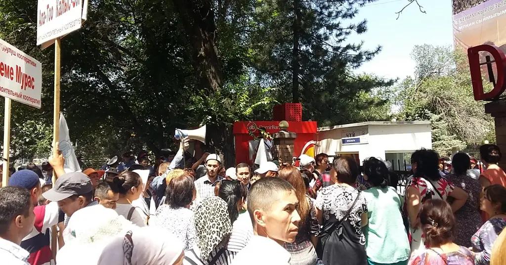 Правительство: ЖСК «Ак Кеме Мурас» вводит людей в заблуждение