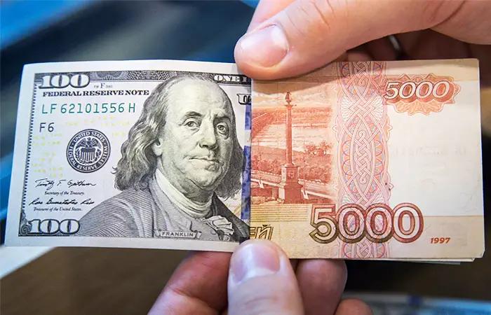 Доллар и евро значительно укрепились к рублю. Курсы Центробанка на выходные