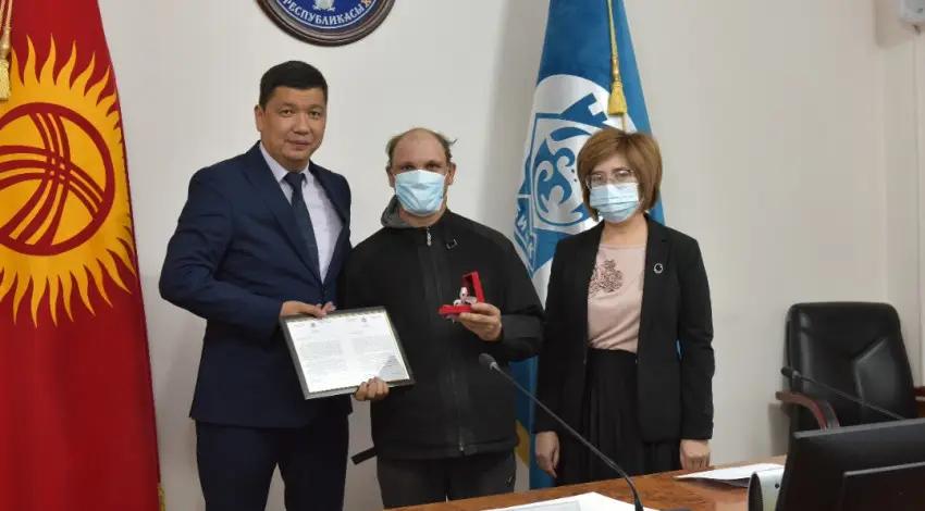 Мэрия вручила выпускникам детских домов ключи от временного жилья