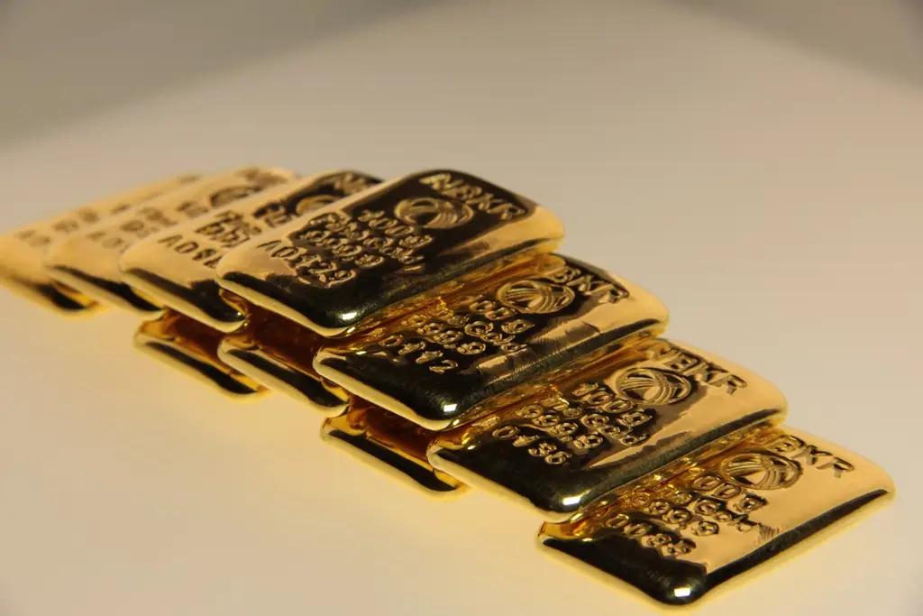 Унция золота НБ КР подешевела на 140 сомов