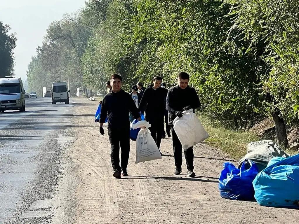 Минэкономкоммерции навели порядок вдоль трассы села Маевка