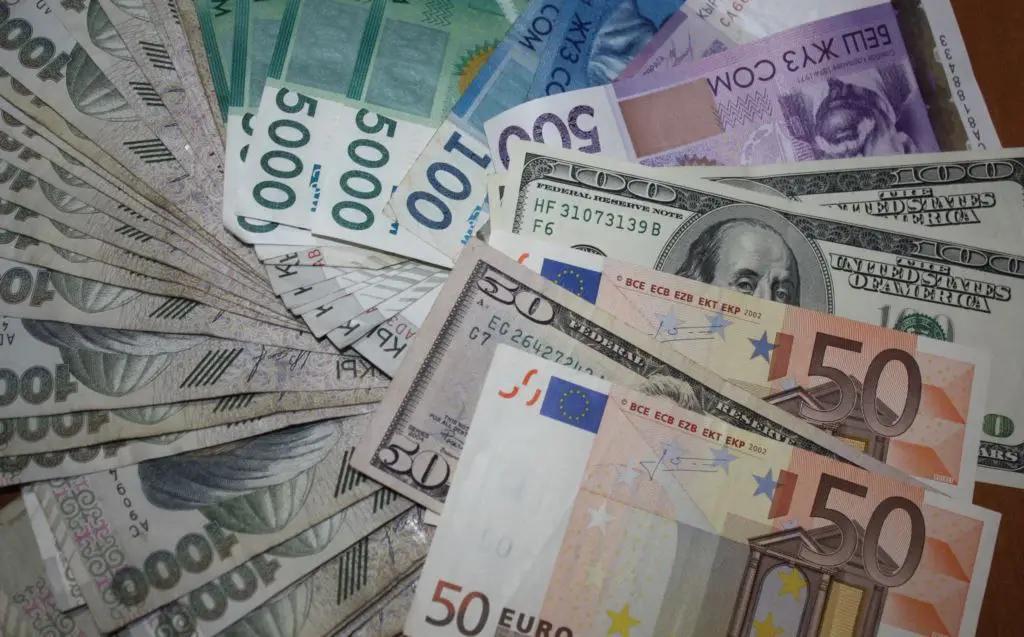 Сом укрепился ко всем валютам, кроме евро. Курсы валют НБ КР