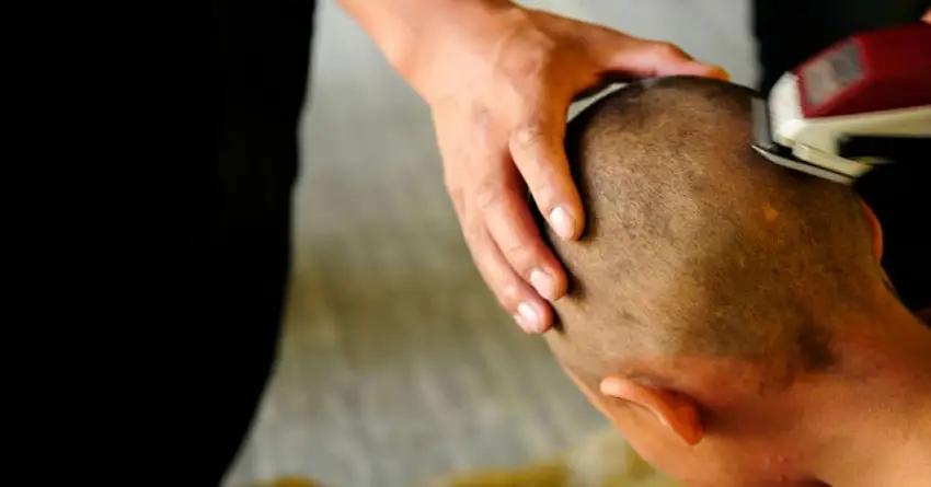 В Китае сотрудников банка отшлепали и обрили головы за плохую успеваемость