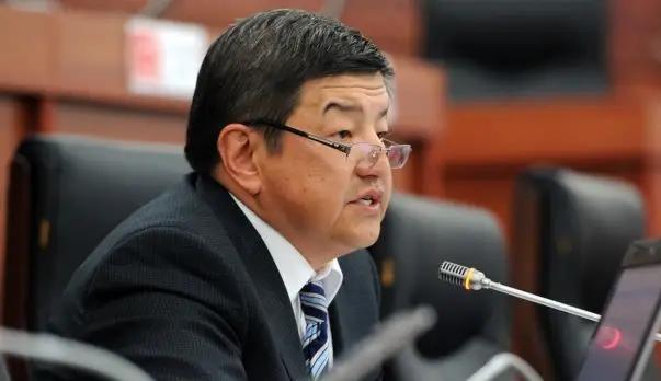 Акылбек Жапаров отметил недостаток сомов в экономике КР