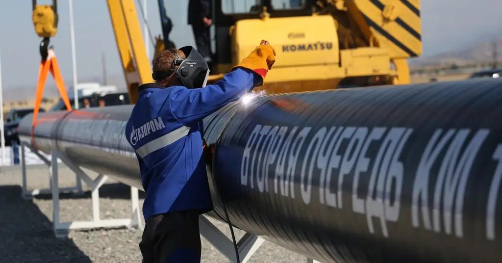 Чистая прибыль Газпрома упала в 2.2 раза