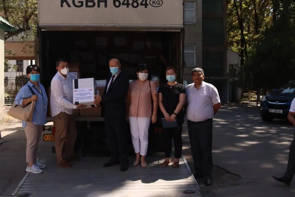 Швейцария и ЮНФПА предоставили СИЗ для медработников КР