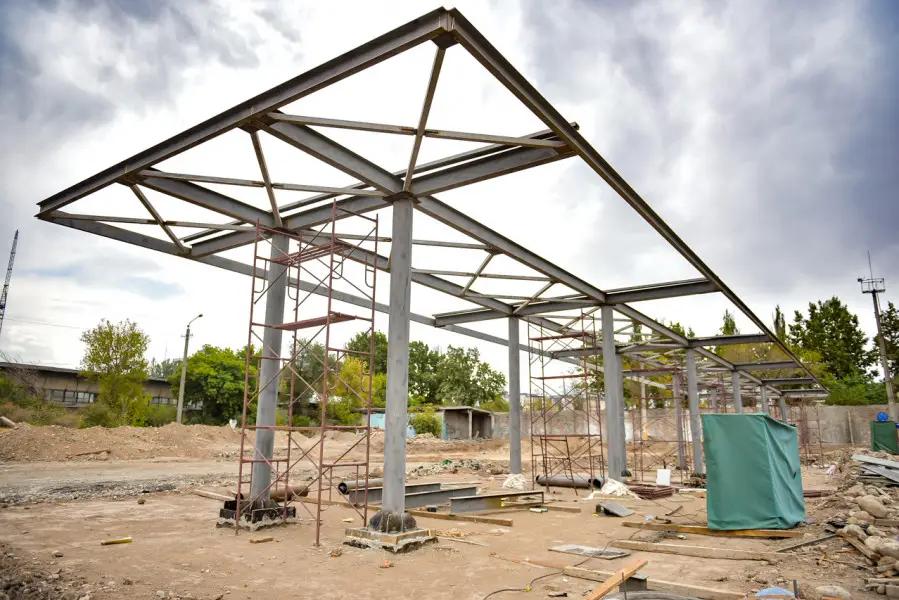 Обновление автопарка Бишкека. Мэр проверил ход строительства на автобазе