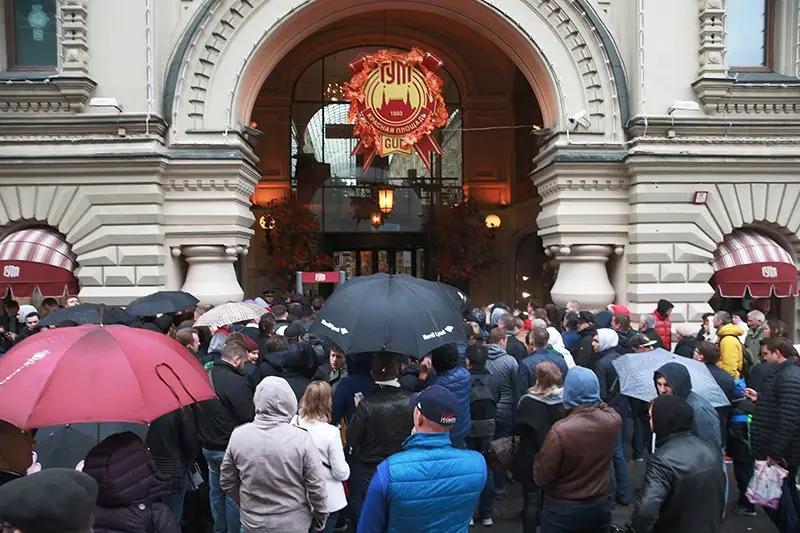 В Москве выстроилась очередь из 300 человек в ожидании начала продаж iPhone 7