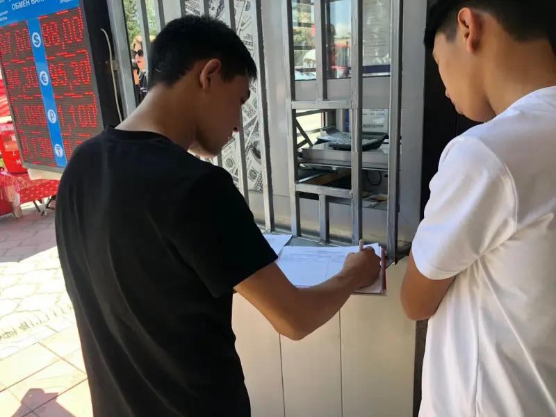 В Бишкеке продолжают демонтировать самовольные пристройки