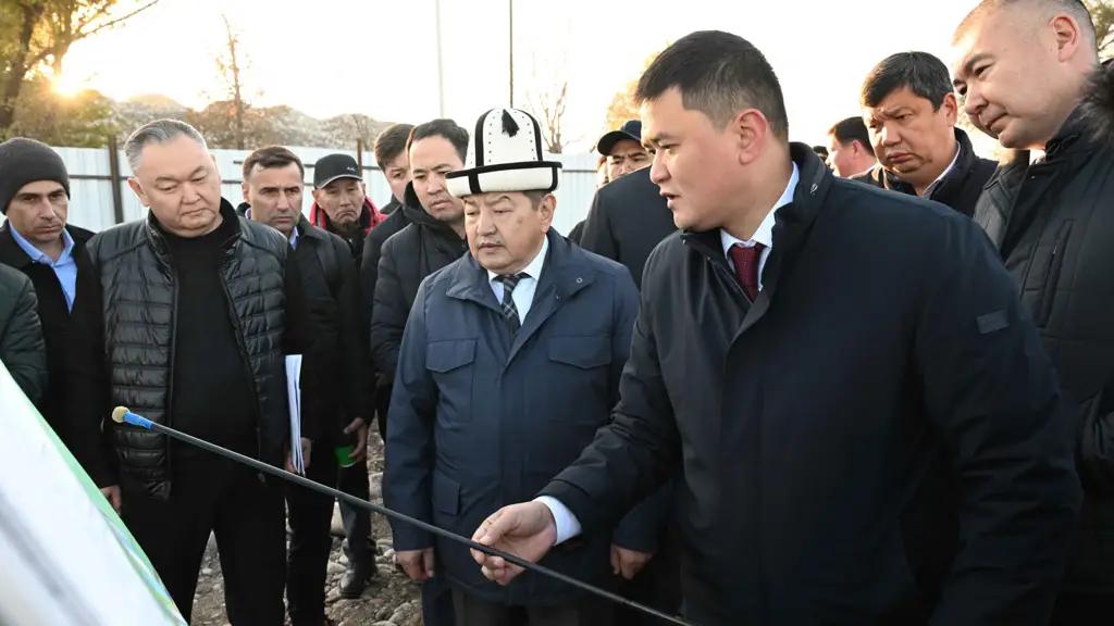 Акылбек Жапаров проверил строительство парка развлечений и стадиона в Ороке близ Бишкека