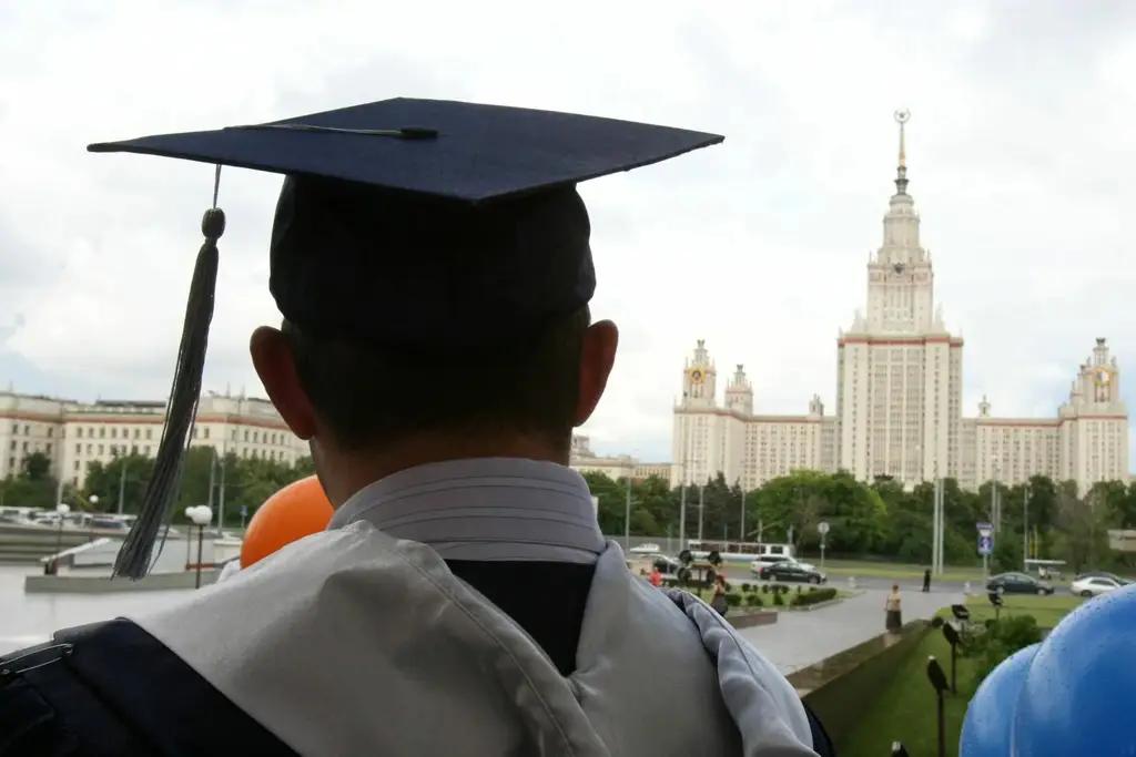 Чаще всего в Кыргызстане без работы остаются люди с неоконченным высшим образованием