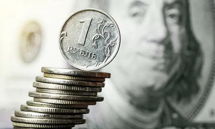 Рубль просел к доллару, но укрепился к евро. Курсы Центробанка