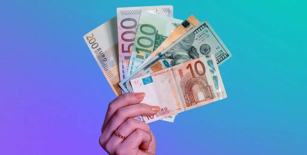 Сом просел к доллару и евро, но укрепился к рублю