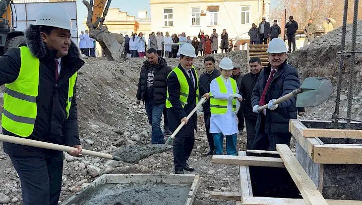 Бишкекте 200 орундуу жаңы төрөт үйүнүн курулушуна капсула салынды