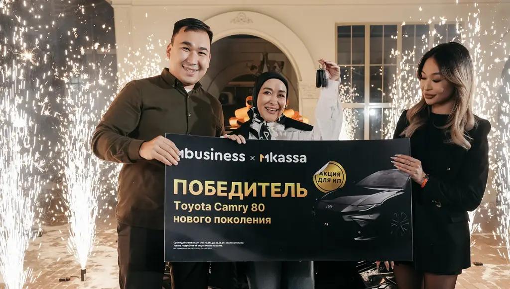 MBANK «QR аркылуу төлөмдөрдү кабыл ал» акциясынын экинчи этабынын жеңүүчүлөрүн сыйлап, экинчи Toyota Camry 80 автоунаасын белекке берди