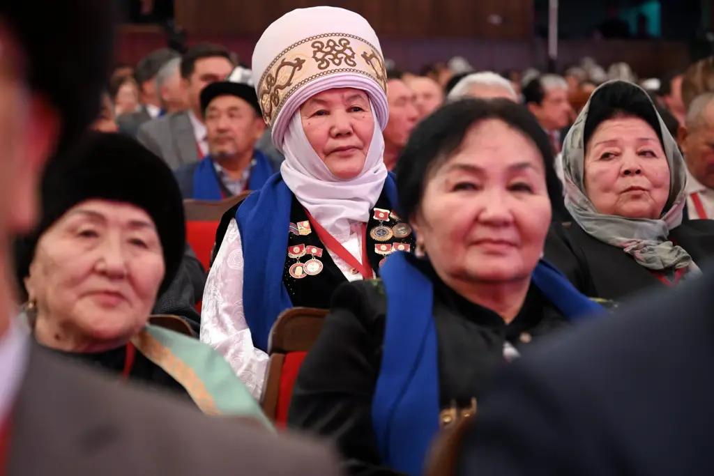 Население КР стареет. Для многодетных матерей введут выплаты